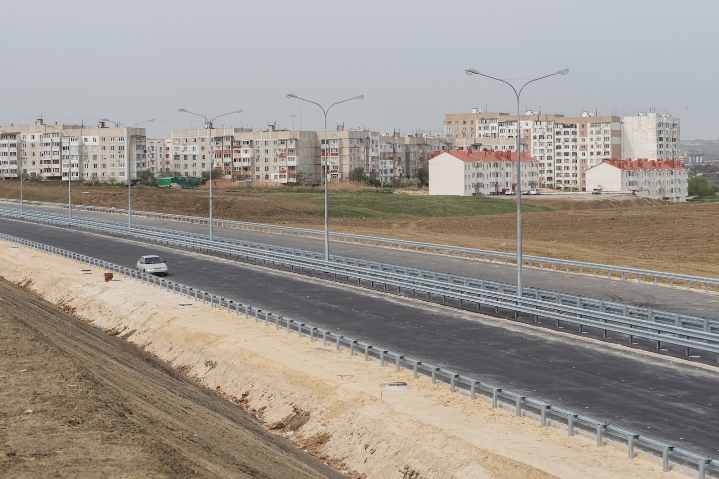 Барьерное ограждение автоподхода к Крымскому мосту установлено на 70% (пресс-релиз Госкомитета дорожного хозяйства РК)