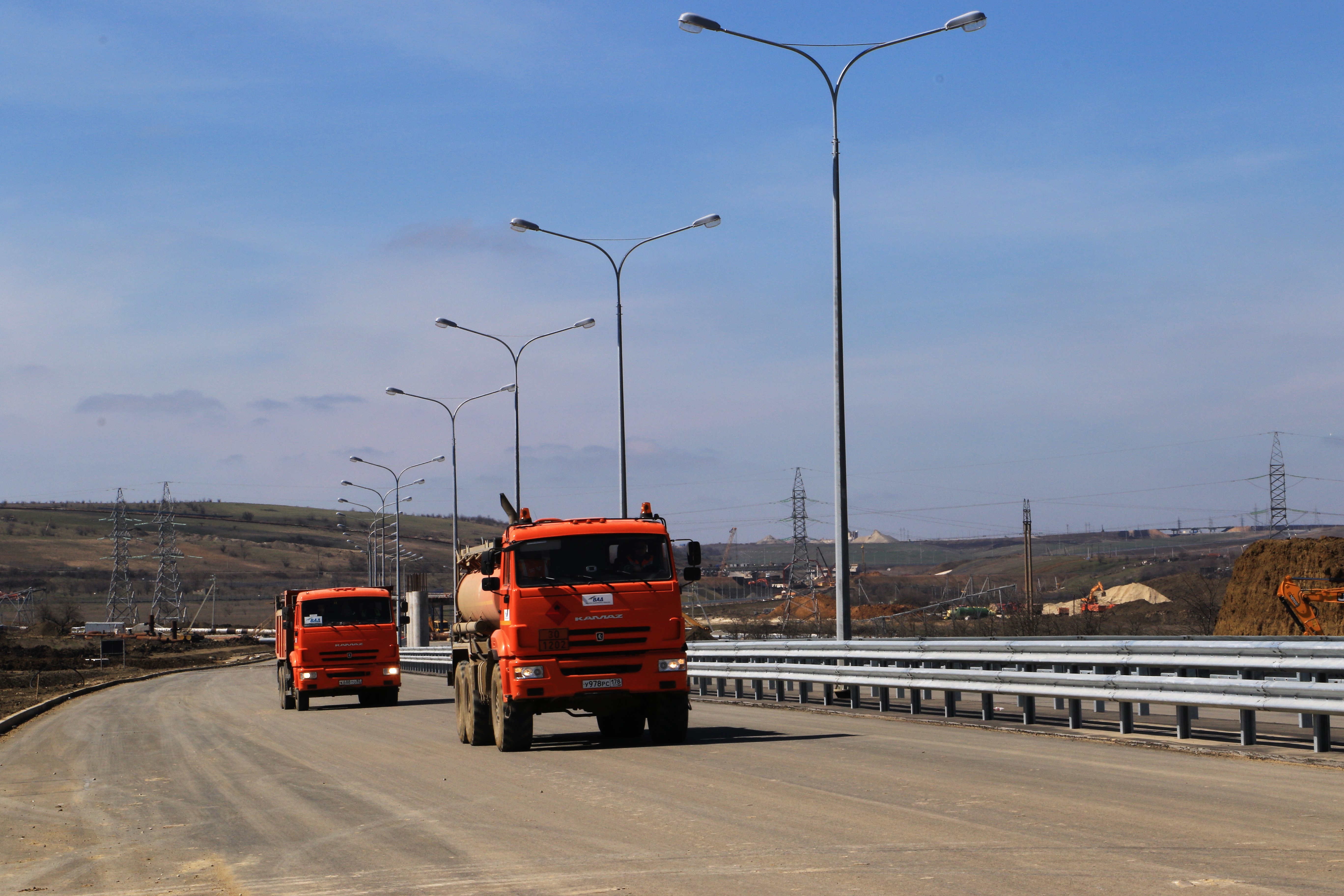 На автоподходе к Крымскому мосту начинается тестирование освещения (пресс-релиз Госкомитета дорожного хозяйства РК)