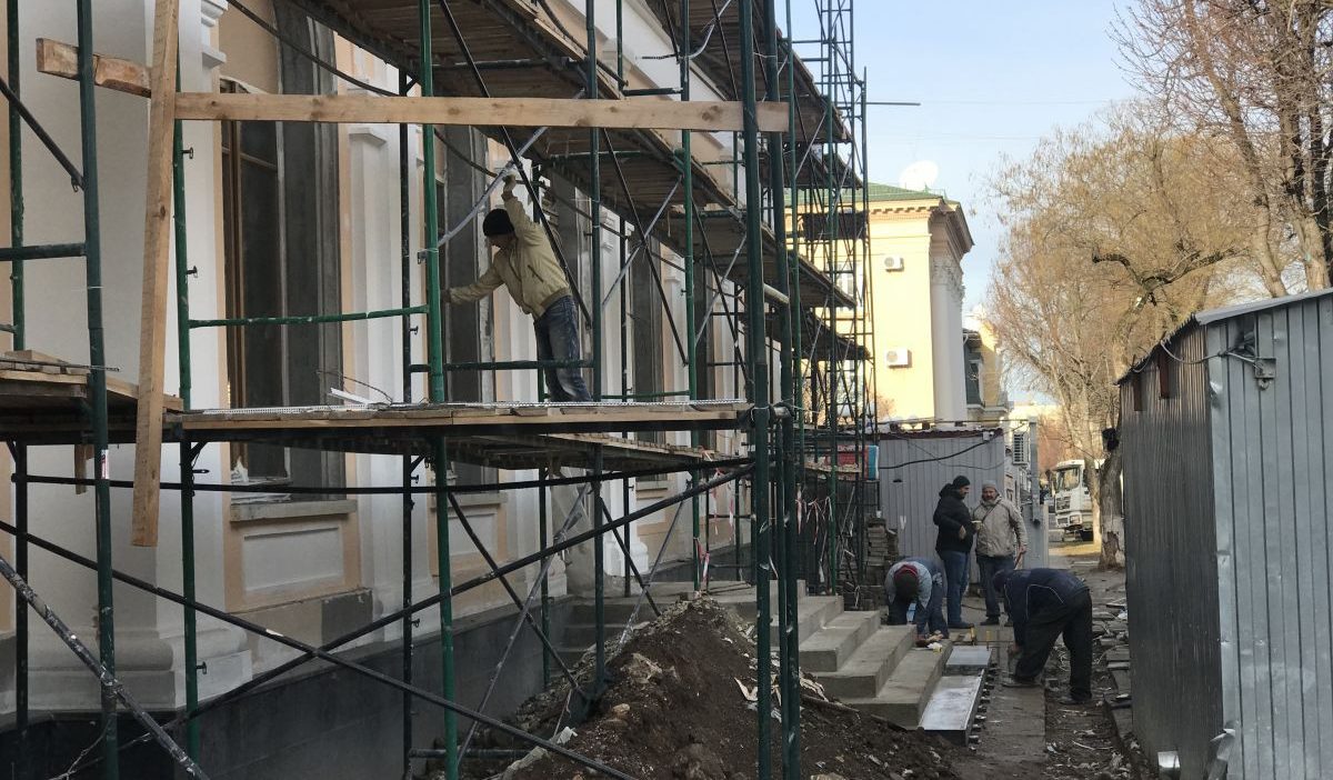 Сотрудники Дирекции проинспектировали ход реставрационных работ в здании Дворянского собрания