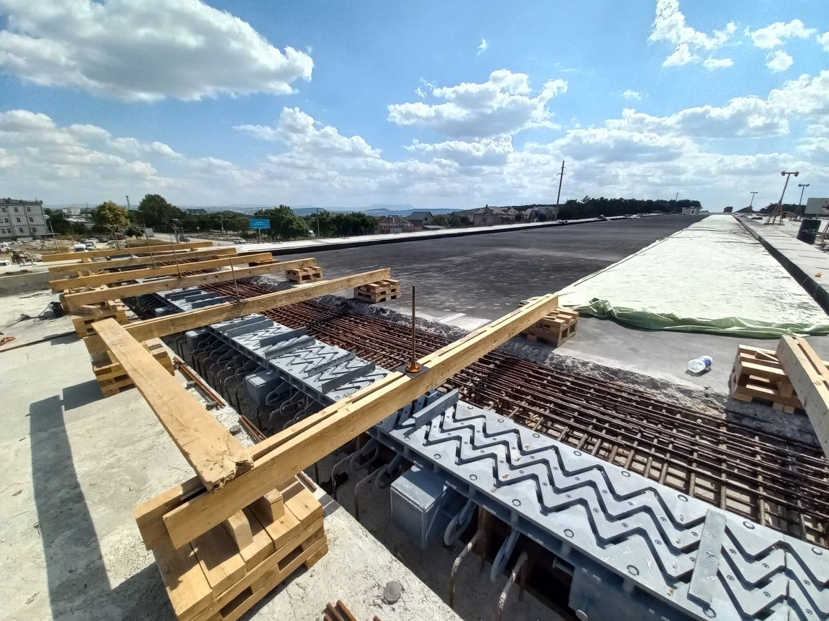 Сотрудники Дирекции проинспектировали строительство объектов инженерной и дорожной инфраструктуры Госпрограммы в Республике Крым